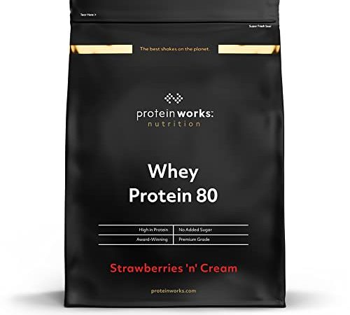 THE PROTEIN WORKS Proteine Whey 80 (Concentrate) In Polvere | 82% Di Proteine | Frullato Proteico Povero Di Zuccheri | Panna & Fragole | 1kg